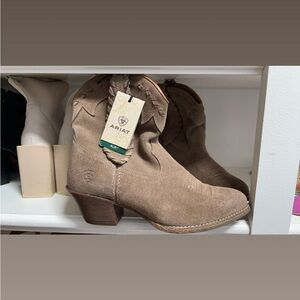 Ariat® Ladies Round Up Rianda Relaxed Shortie
Boots 10019929